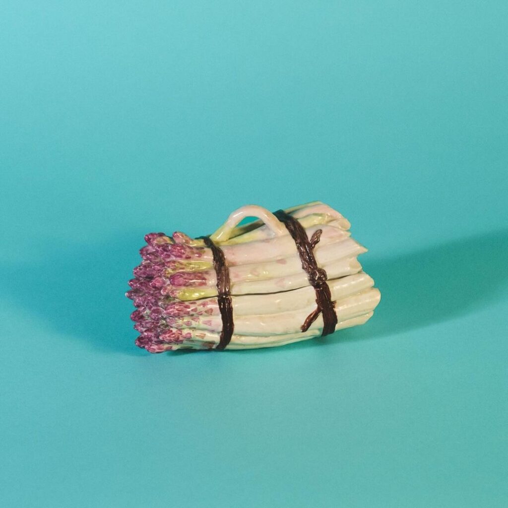 Plava pozadina i Loewe torba u obliku špargle