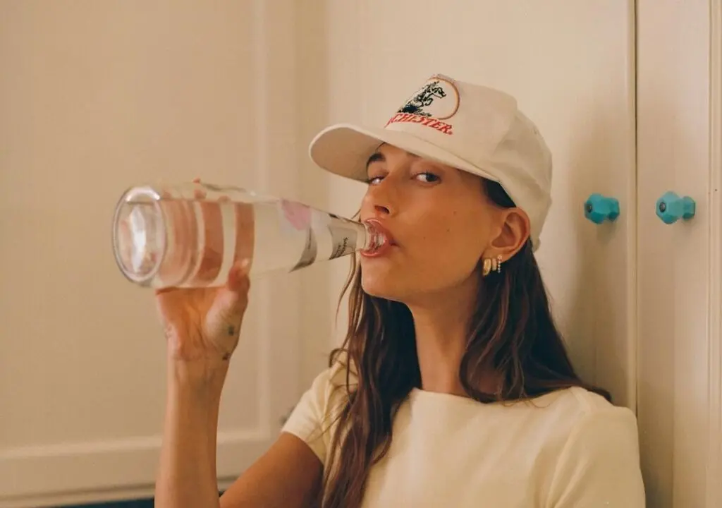 Haliey Bieber pije vodu