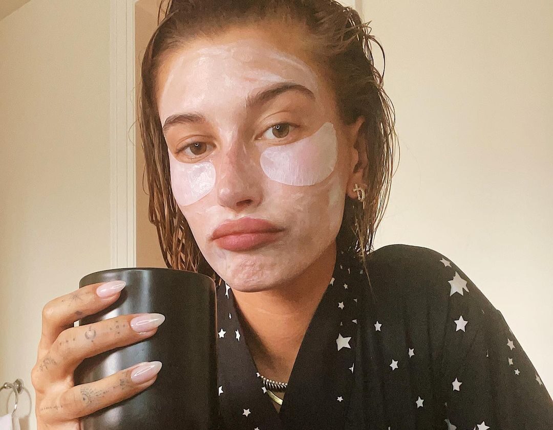 Haily Bieber sa flasterima protiv podočnjaka i kremom na licu ispija čaj