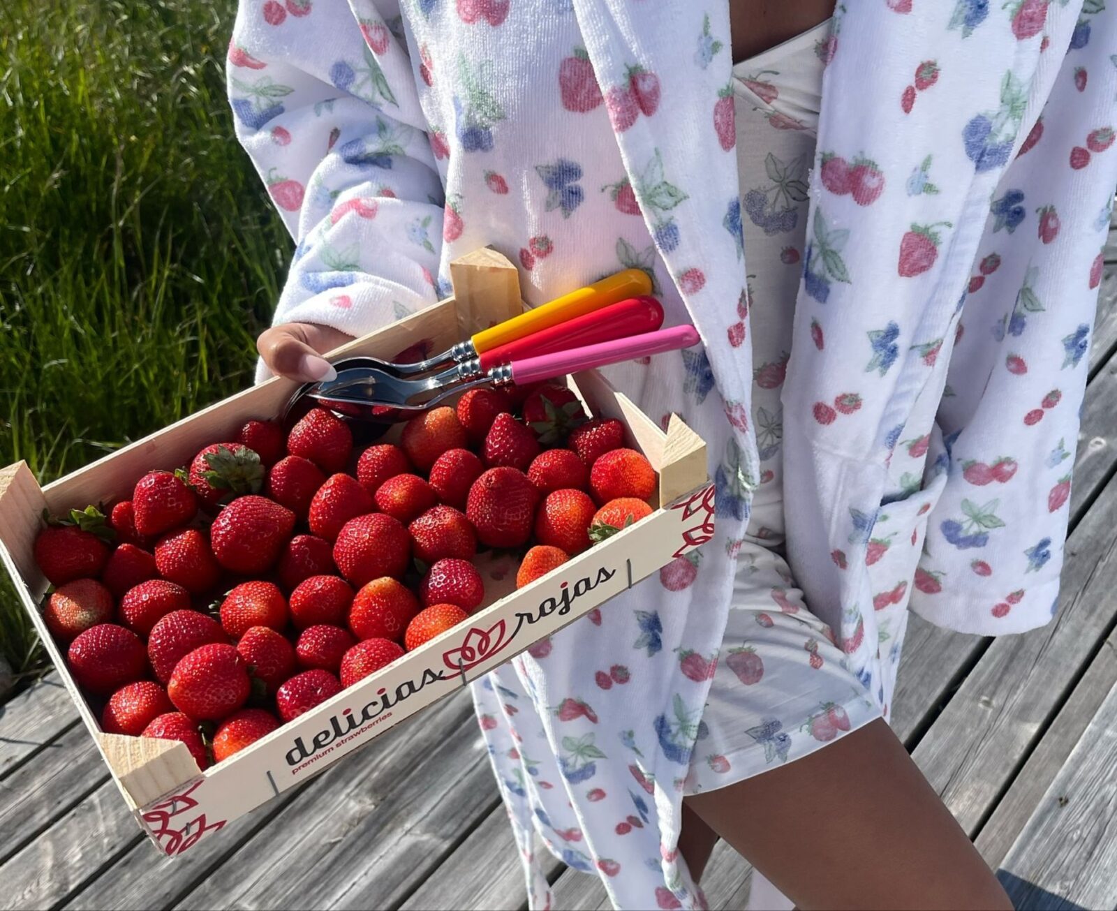Matilda Djerf drži jagode, izvor beta-karotena, u rukama na suncu