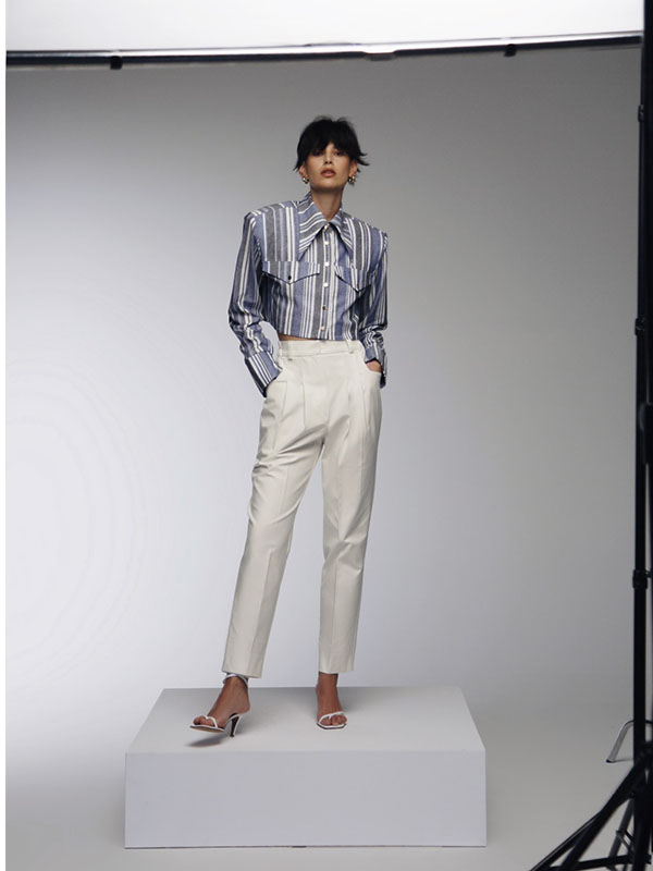 bele pantalone i košulja na pruge