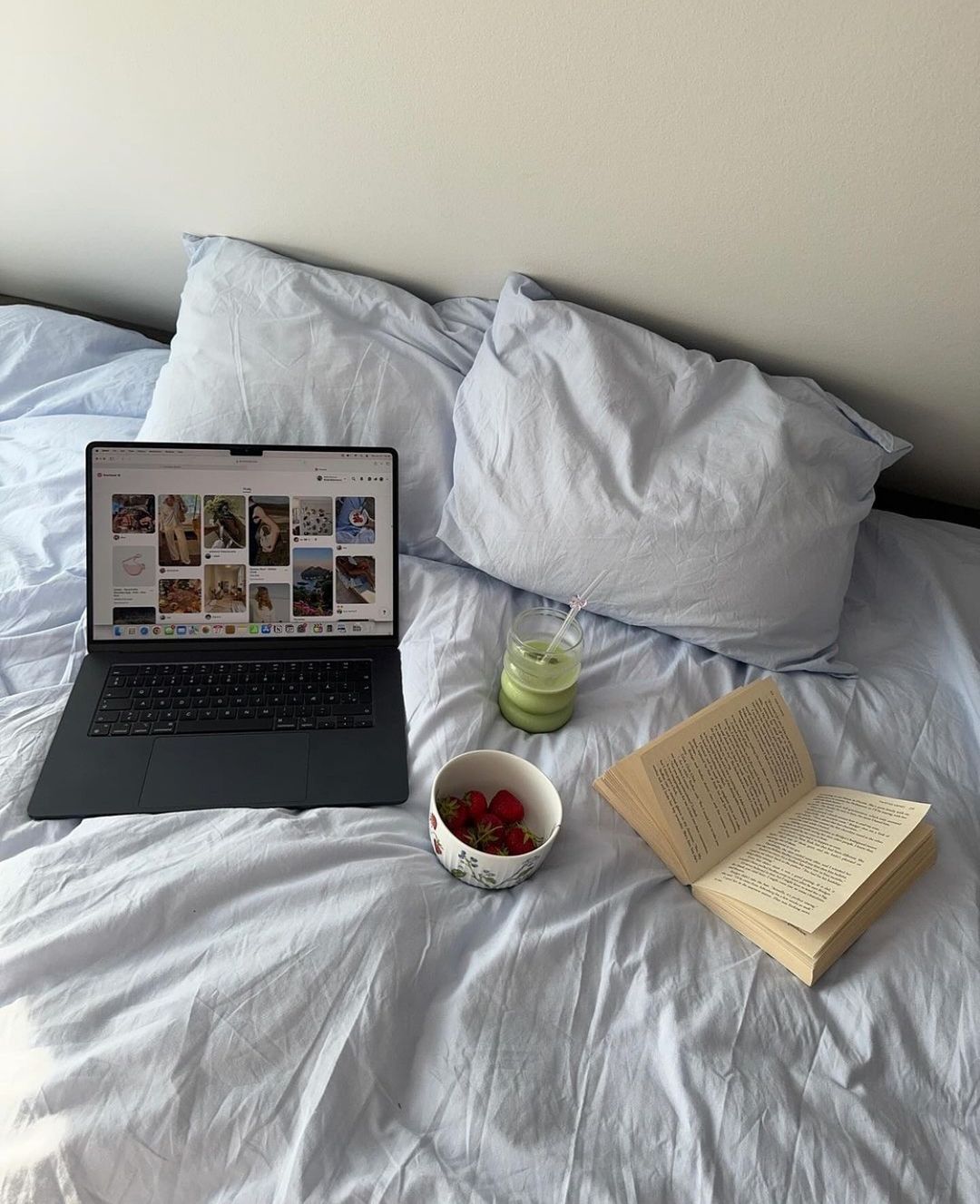 Matcha umesto kafe, kao i jagode, laptop i knjiga u krevetu