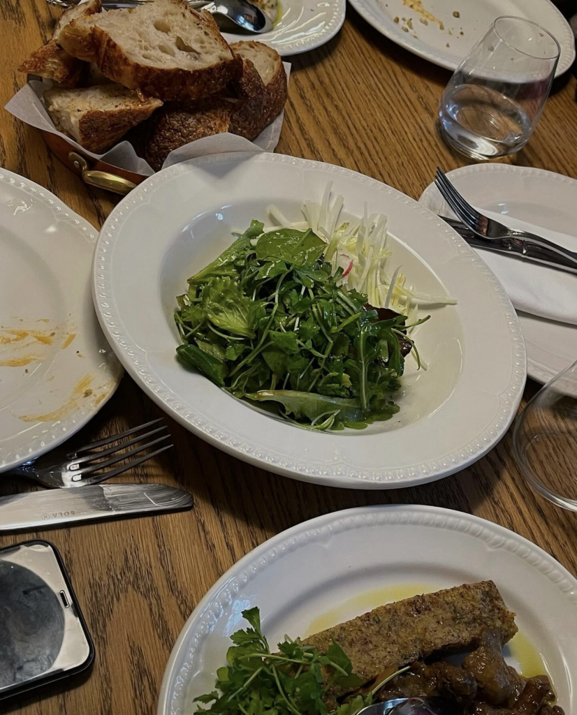 Faro restoran, hrana: hleb i salata