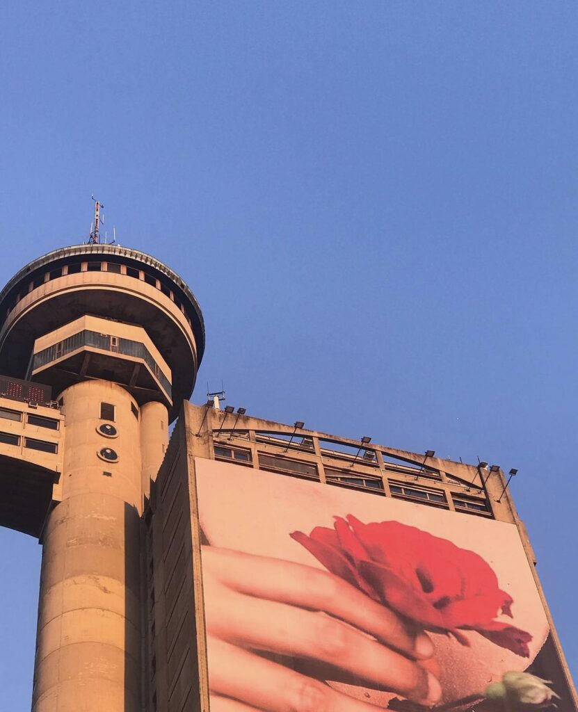 Genex kula obasjana suncem