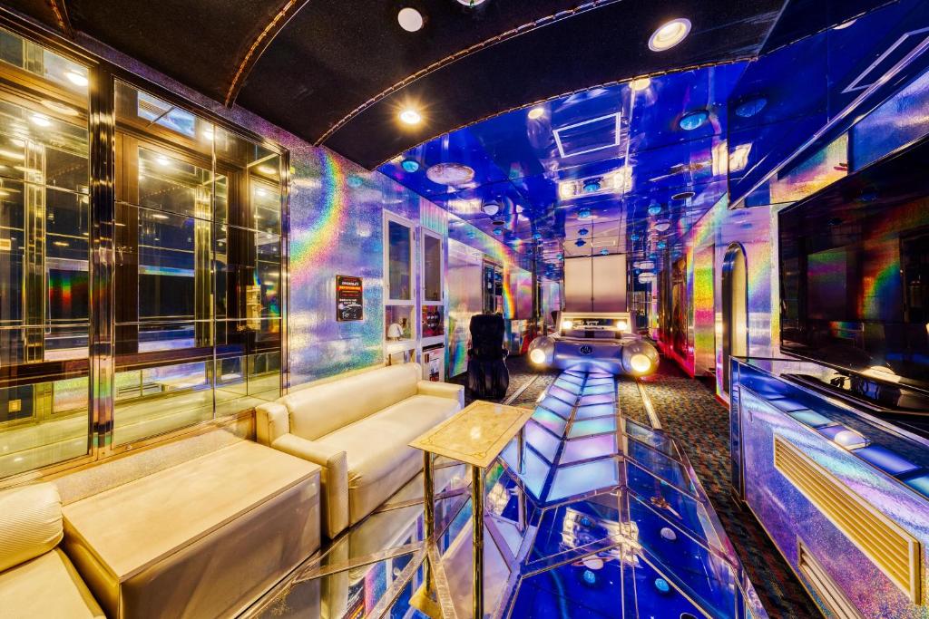 Hotel Liebhaber Love Hotels sa krevetom u obliku trkačkog automobila i fensi osvetljenjima