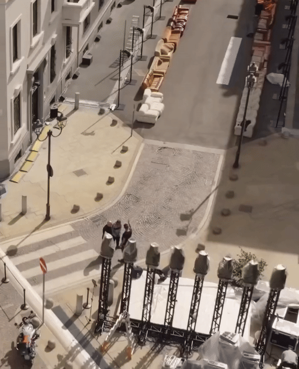 The Attico SS24: Saznali smo sve o scenografiji za ovu reviju