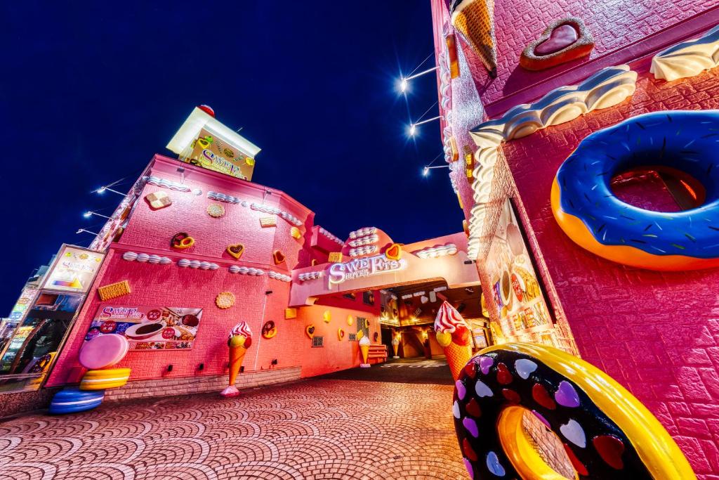 Sweets Hotel Machida Tokyo, roze fasada, krofne i drugi slatkiši