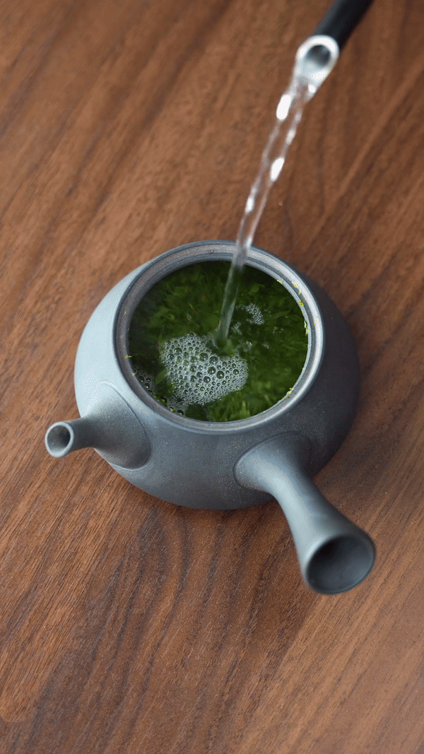 Zeleni čaj umesto kafe se sipa u čajnik pa u šolju