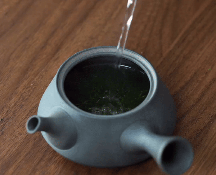 Zeleni čaj u čajniku