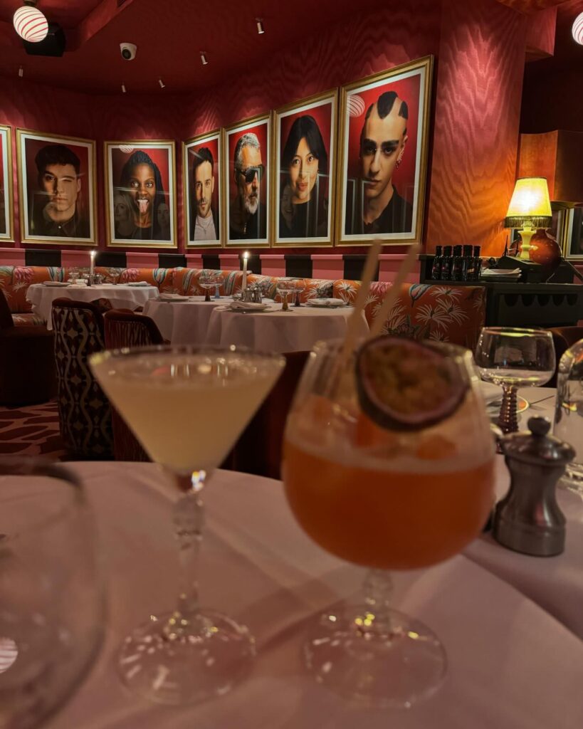 Allegra crvena sala i kokteli