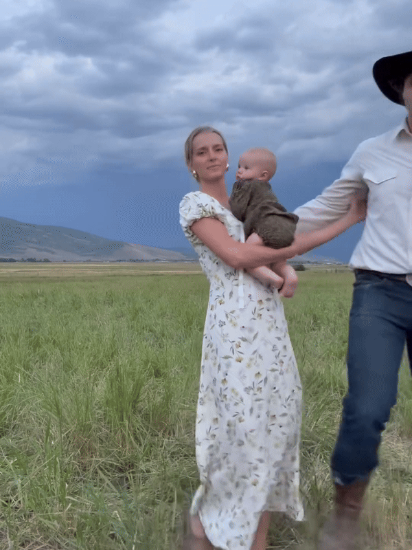 Hannah i Daniel Neeleman i beba na farmi