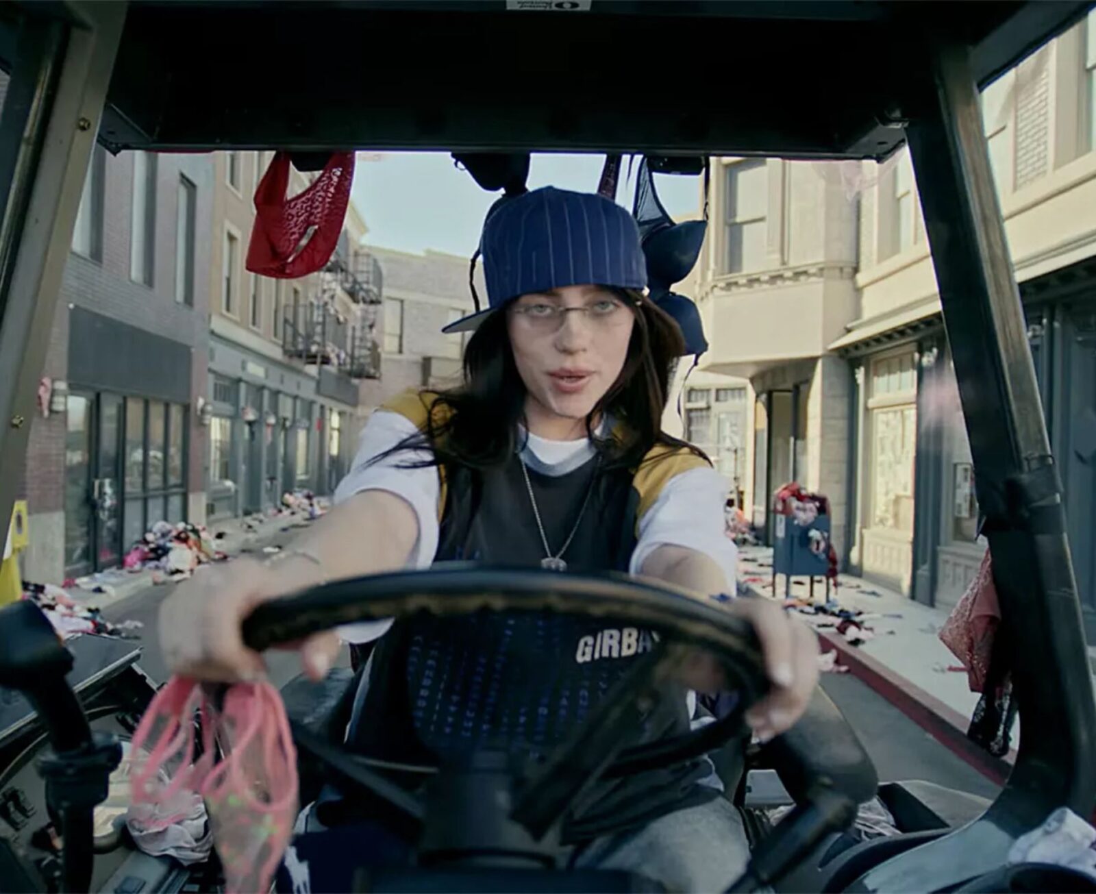 Billie Eilish u Guess spotu Charli XCX