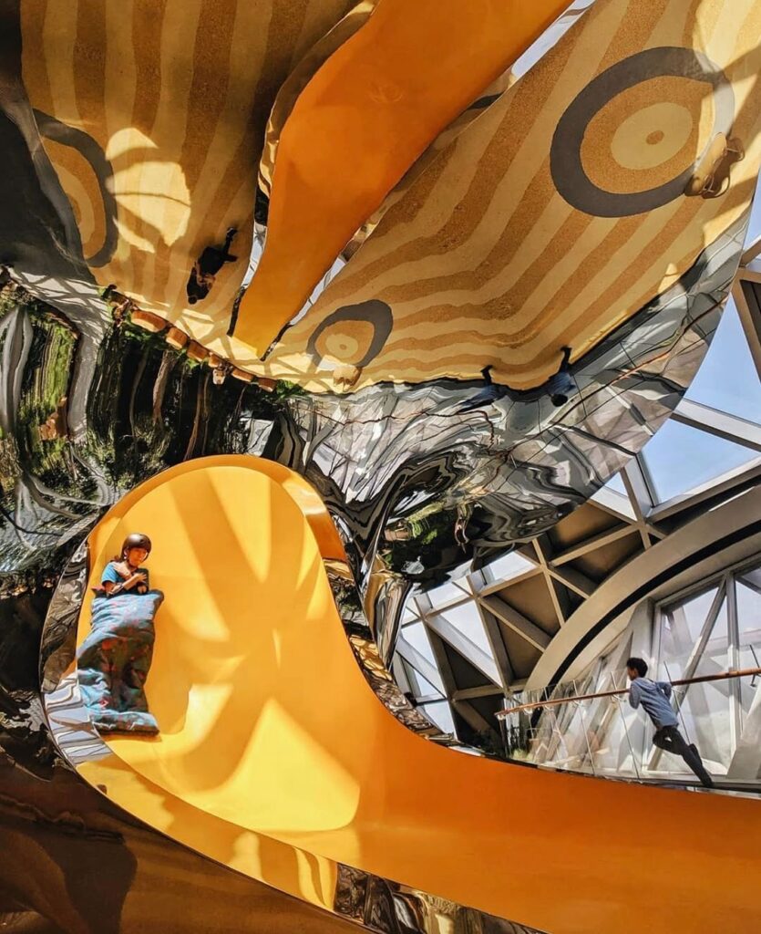 Lavirint od ogledala u tržnom centru