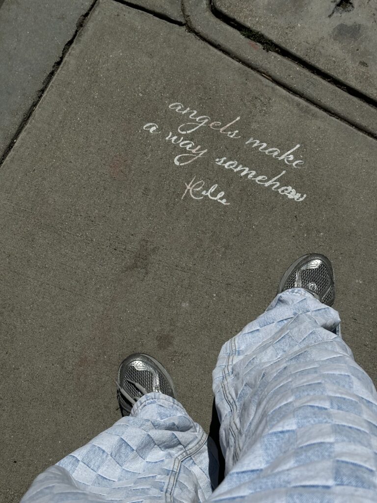 Majine pantalone, patike i citat „angels make a way somehow here"