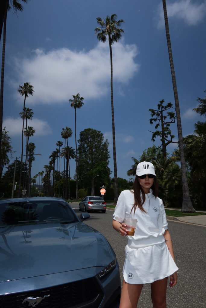 Maja Mitrović u L.A. okružena palmama i pored Ferrarija