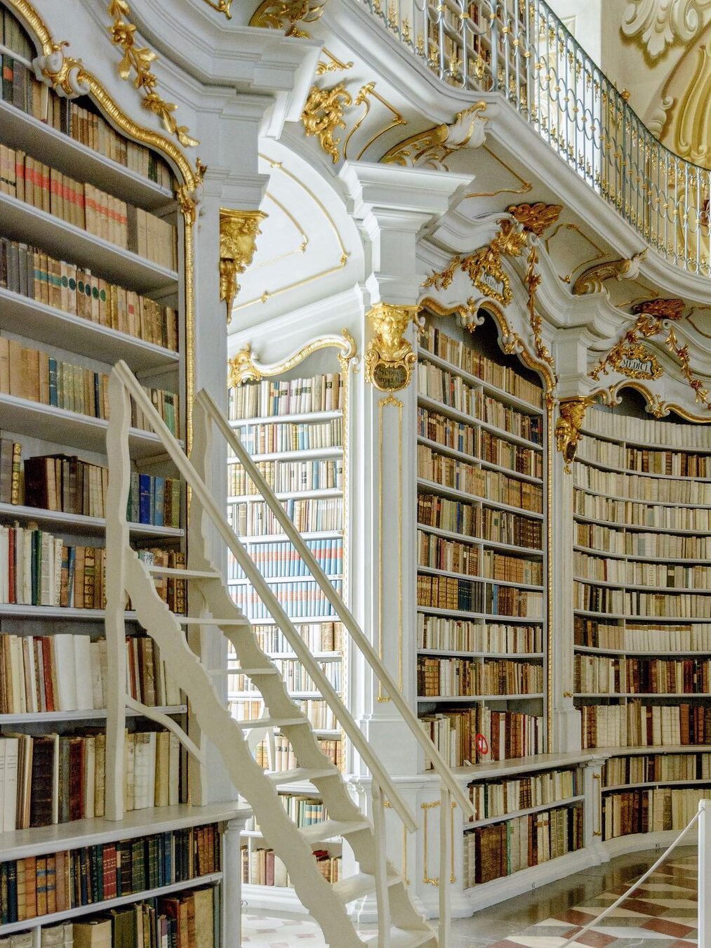 Biblioteka Admont manastira police sa knjigama i stepenice