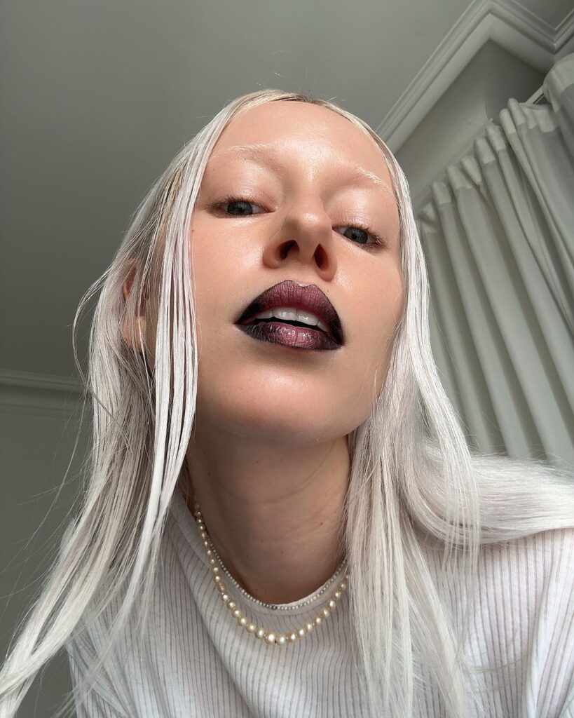 Lara Violetta i ljubičasto našminkane usne