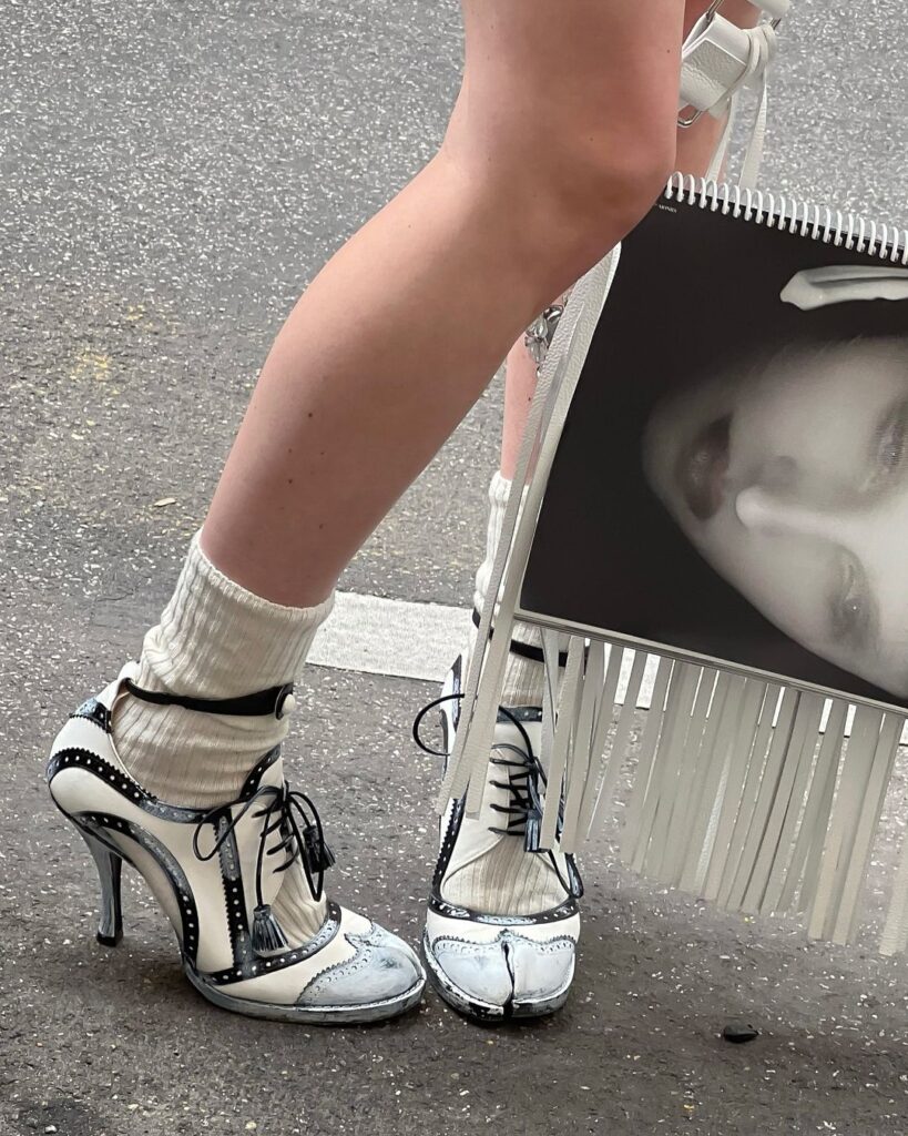 Šik štikle i The Paper Bag torba