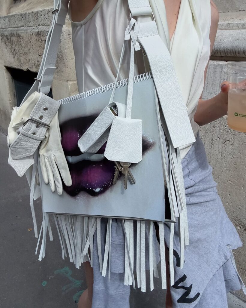 The Paper Bag sa magazinom na kojem su ljubičasto obojene usne i nosi je Lara Violetta