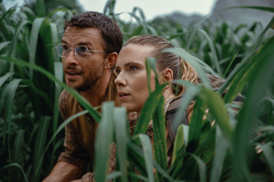 L to R: Jonathan Bailey as paleontologist Dr. Henry Loomis and Scarlett Johansson as skilled covert operations expert Zora Bennett in JURASSIC WORLD REBIRTH, directed by Gareth Edwards.