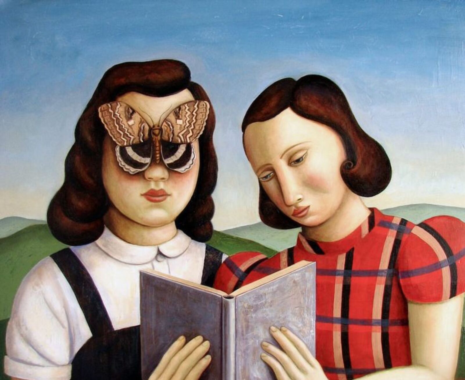 Devojčica koja čita knjigu sa kikom preko očiju