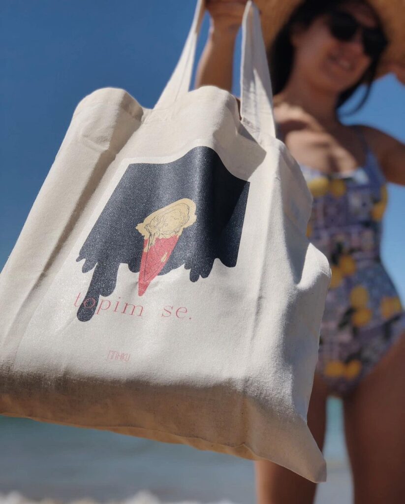 „Topim se." naslov i sladoled na cegeru kojeg devojka drži