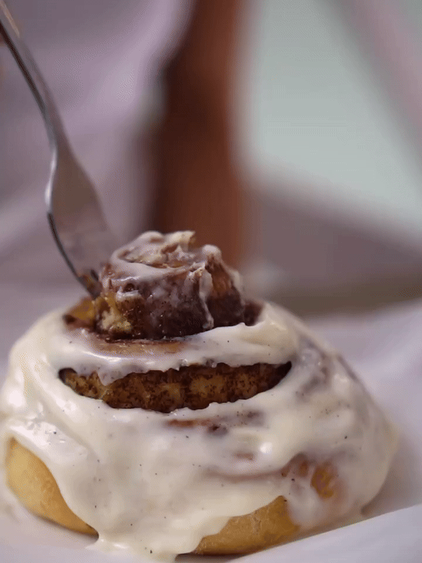 Cimet rolnica prelivena glazurom