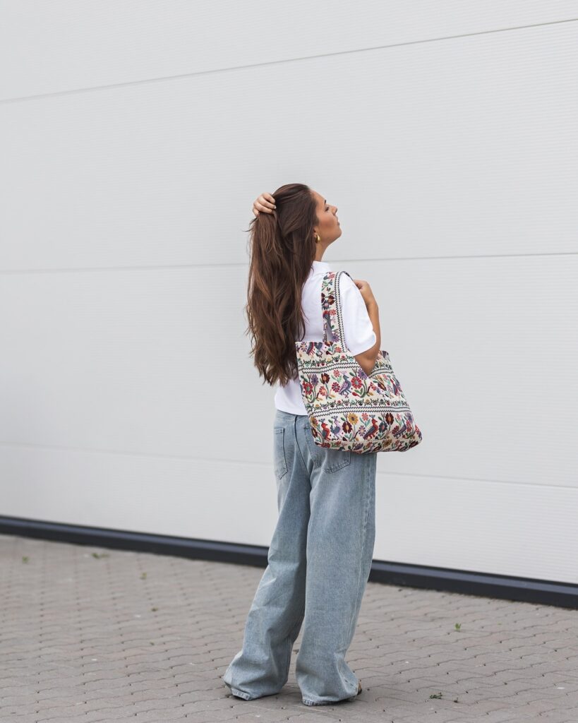 SelfCare ceger sa sa printom cveća kojeg devojka drži