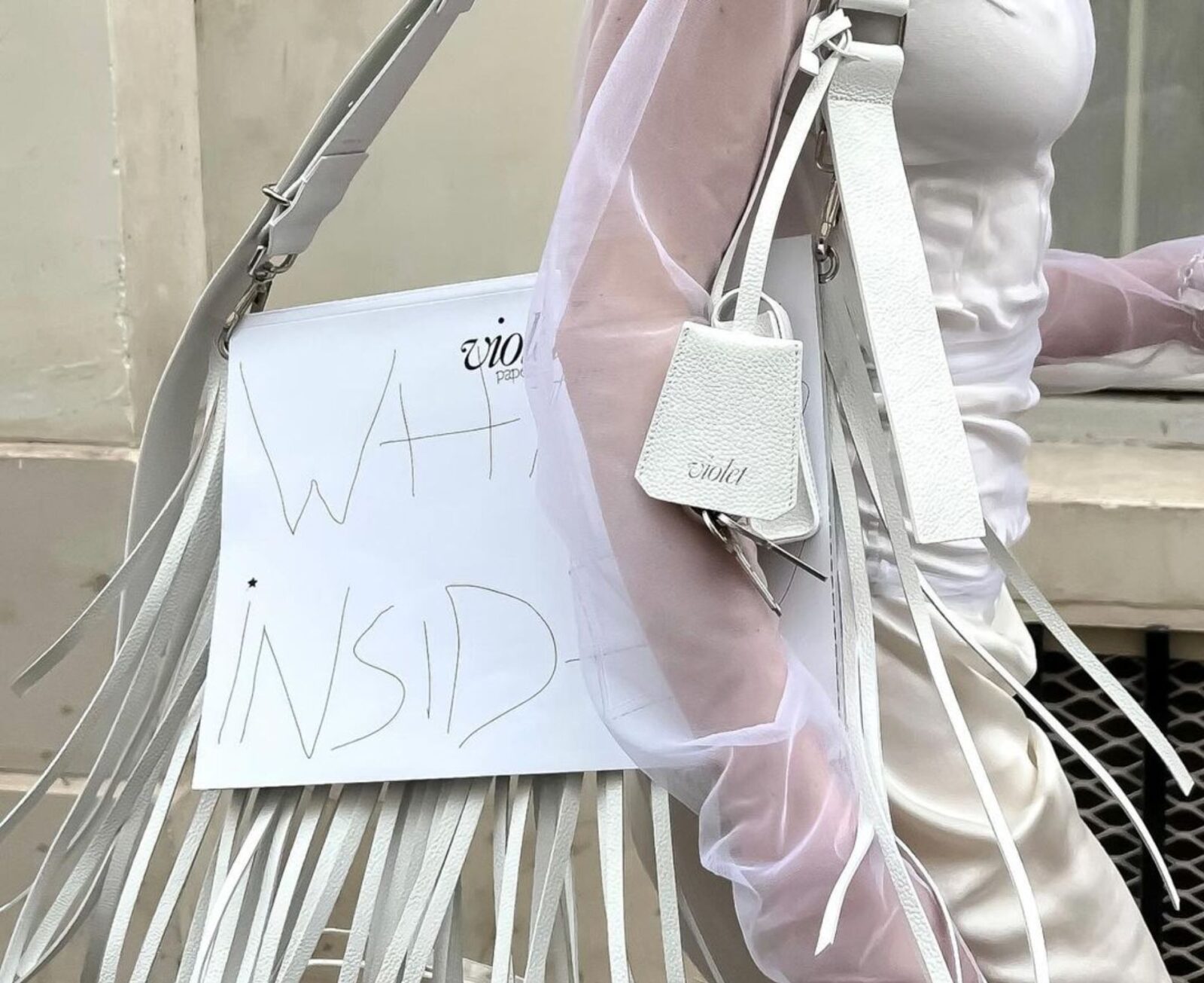 The Paper Bag sa magazinom gde piše What's inside?