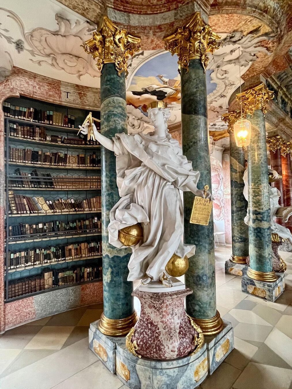 Wiblingen Monastery biblioteka statua i knige