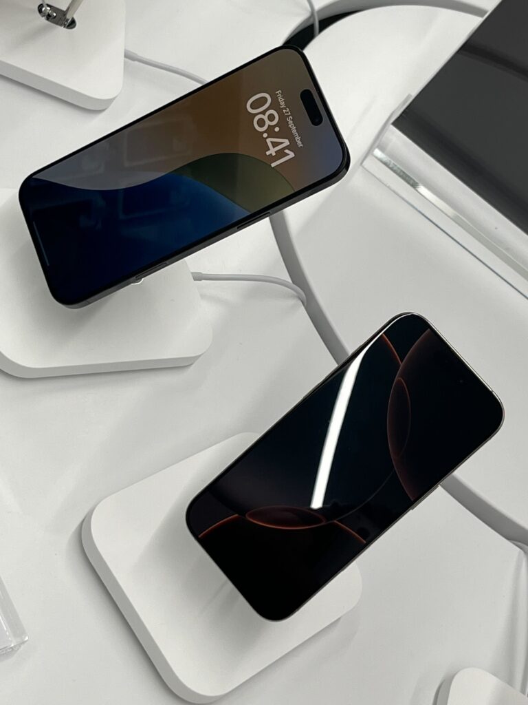 Dva iPhone 16 telefona