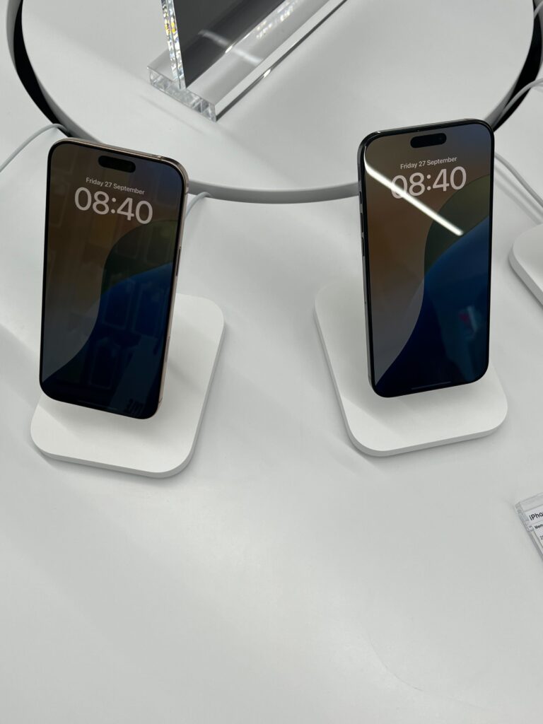 Dva iPhone16 telefona