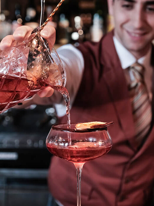 Konobar sipa koktel u Centrale baru