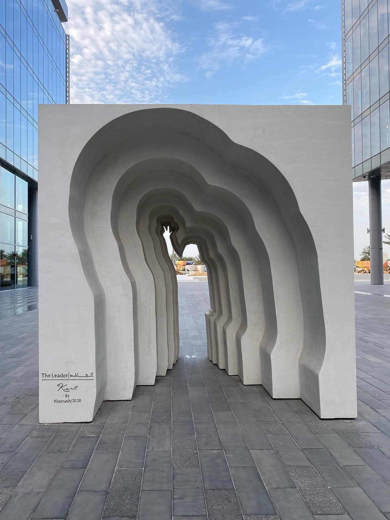 Sanja Obradović predlaže Dubai Design District (D3) — skluptura sa čovekom koji drži peace sign.