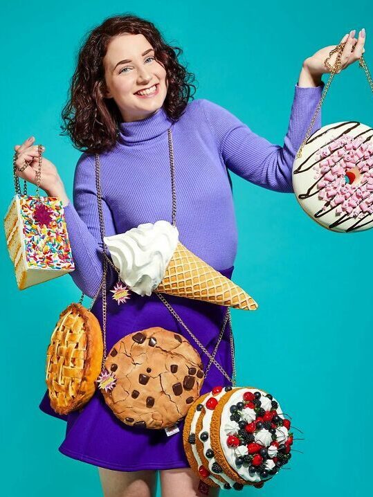 Dopamin devojka drži torbe od hrane