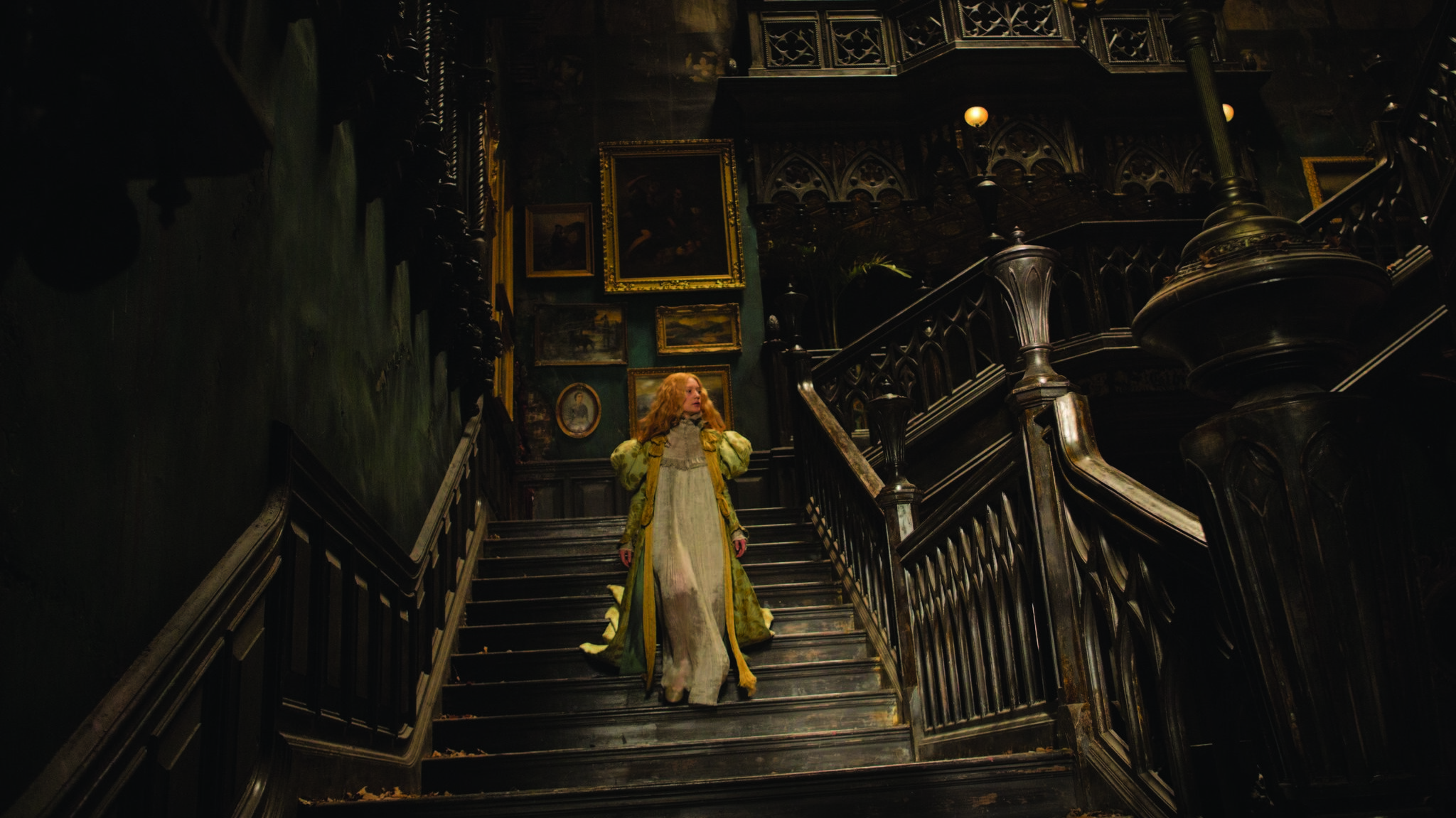 Mia Wasikowska silazi niz stepenice u filmu Crimson Peak.