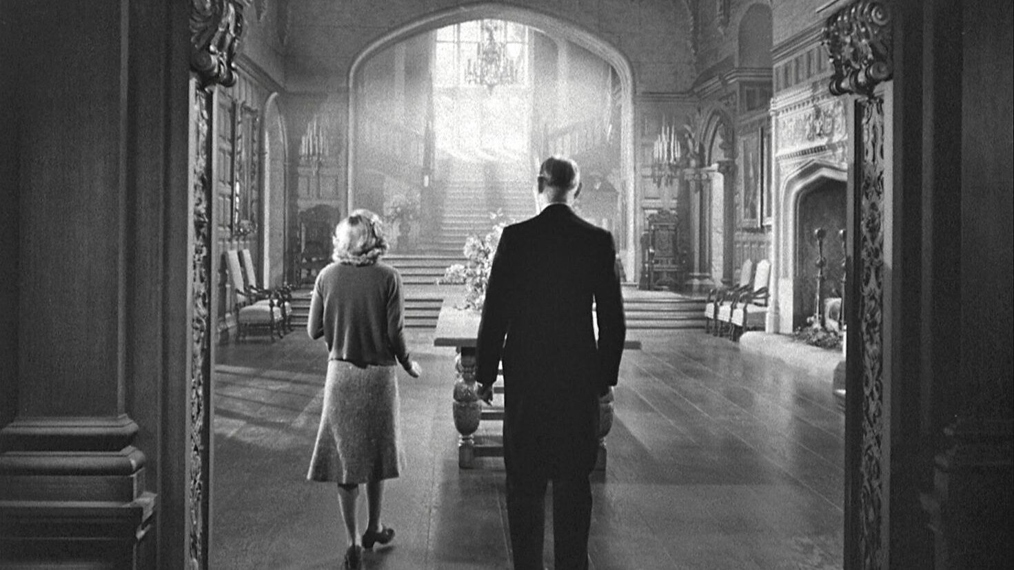 Gotički horor film Rebeka, u kući su muškarac i žena