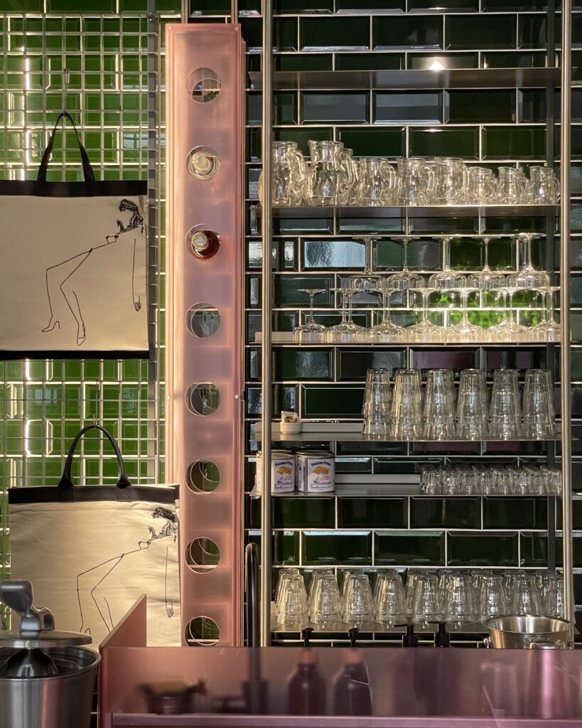 Gola leđa su epicentar hedonizma u Beogradu