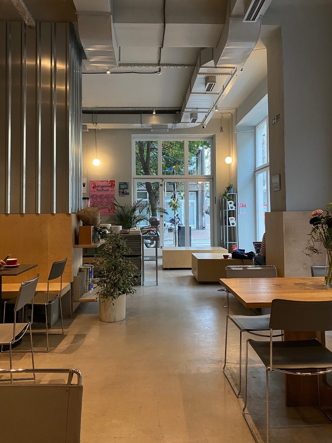 Laptop-friendly mesta:Chernyi Cooperative Coffee Roasters