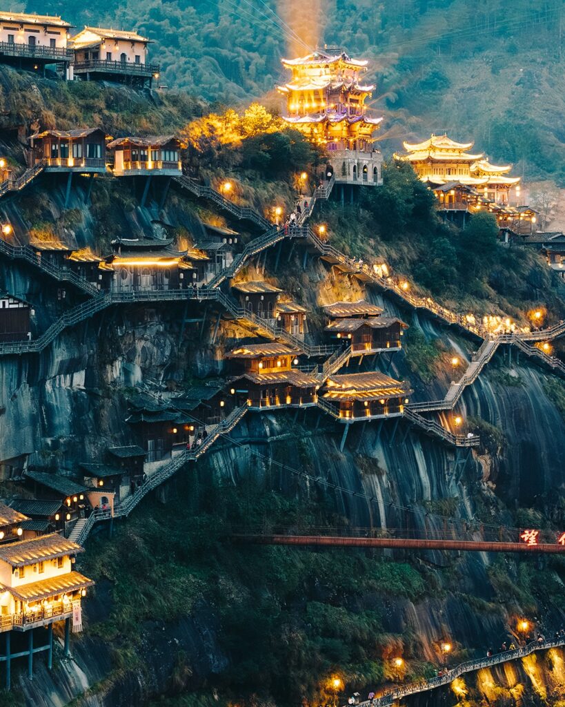 Bajkovita mesta: Wangxian, Jiangxi, Kina, kuće uklesane u stenama