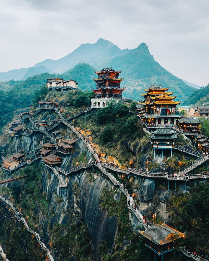 Bajkovita mesta: Wangxian, Jiangxi, Kina, kuće uklesane u stenama