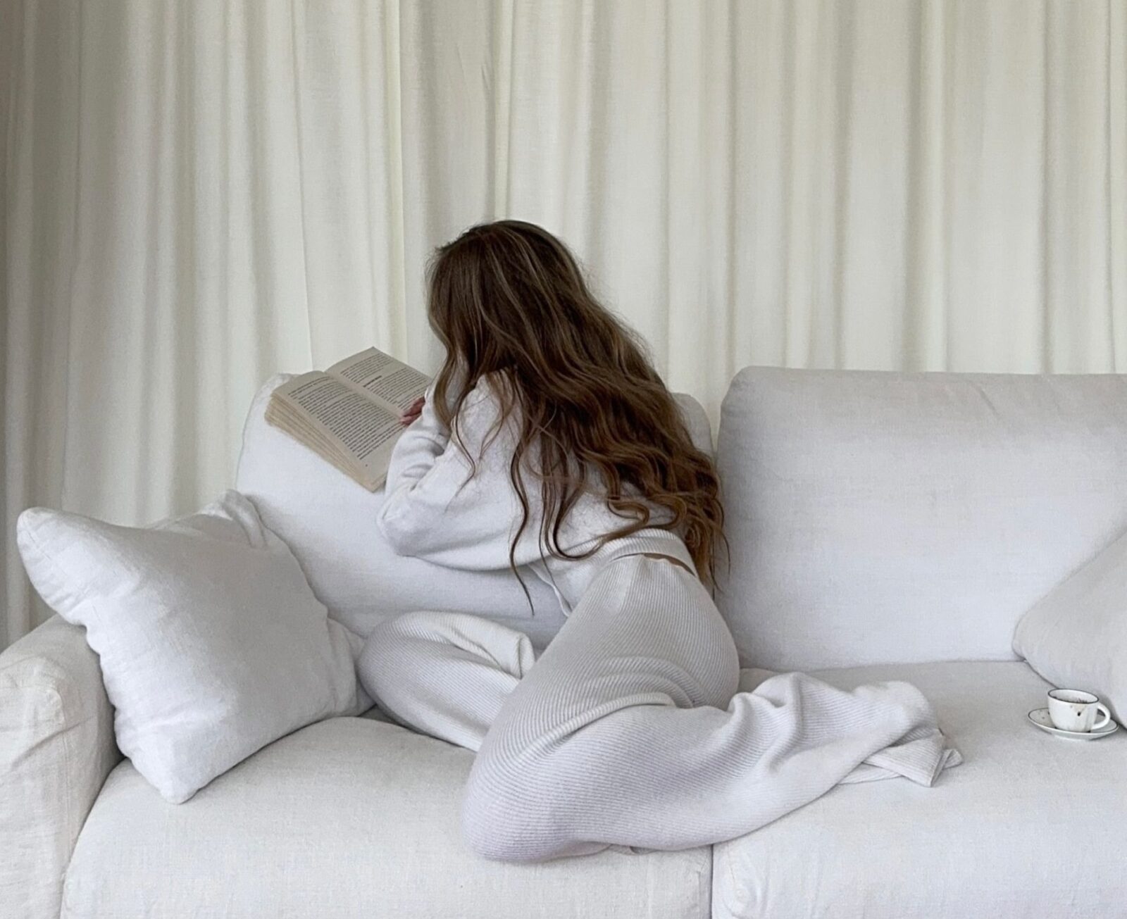 Devojka čita knjigu