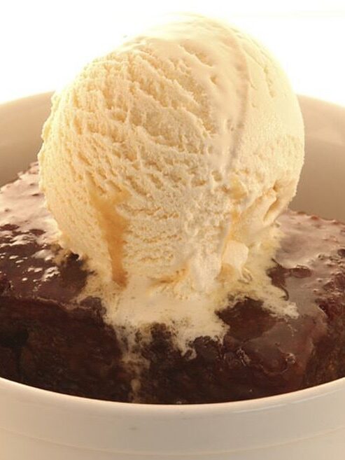 Kolač od urme, butterscotch sosom i sladoledom od vanile iz Galactic Dinera