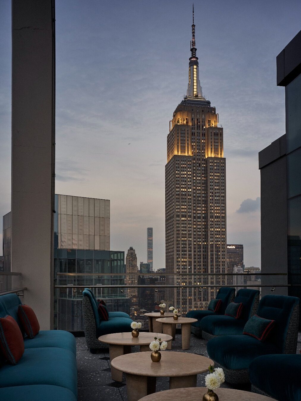 Pogled na Njujork i Empire State Building iz Nubeluz by José Andrés rooftop bara