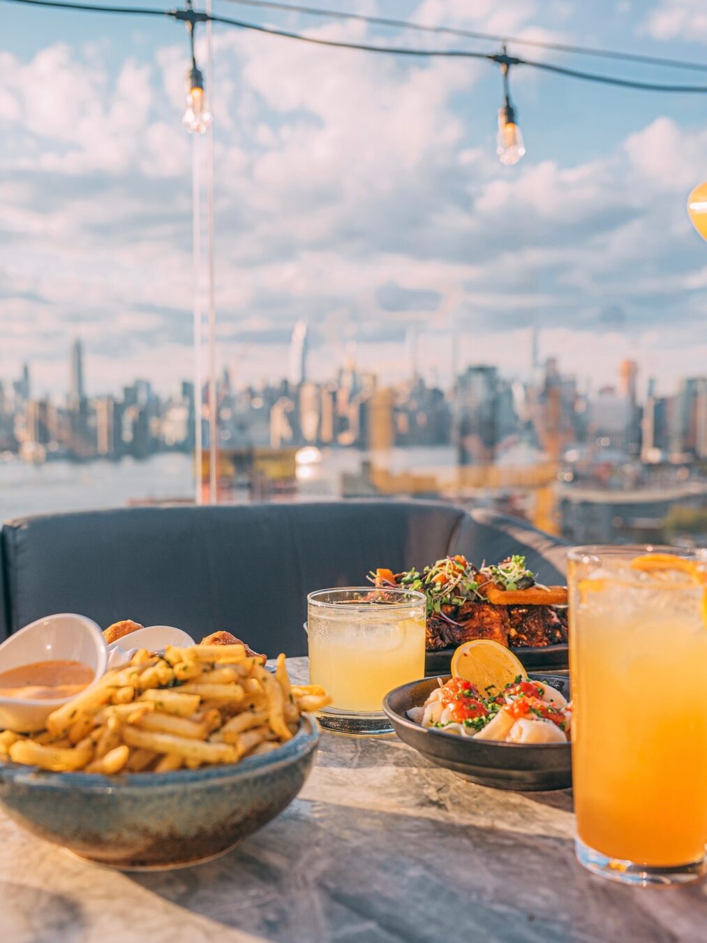 Pogled iz rooftop Westlight bara na Njujork uz hranu i piće