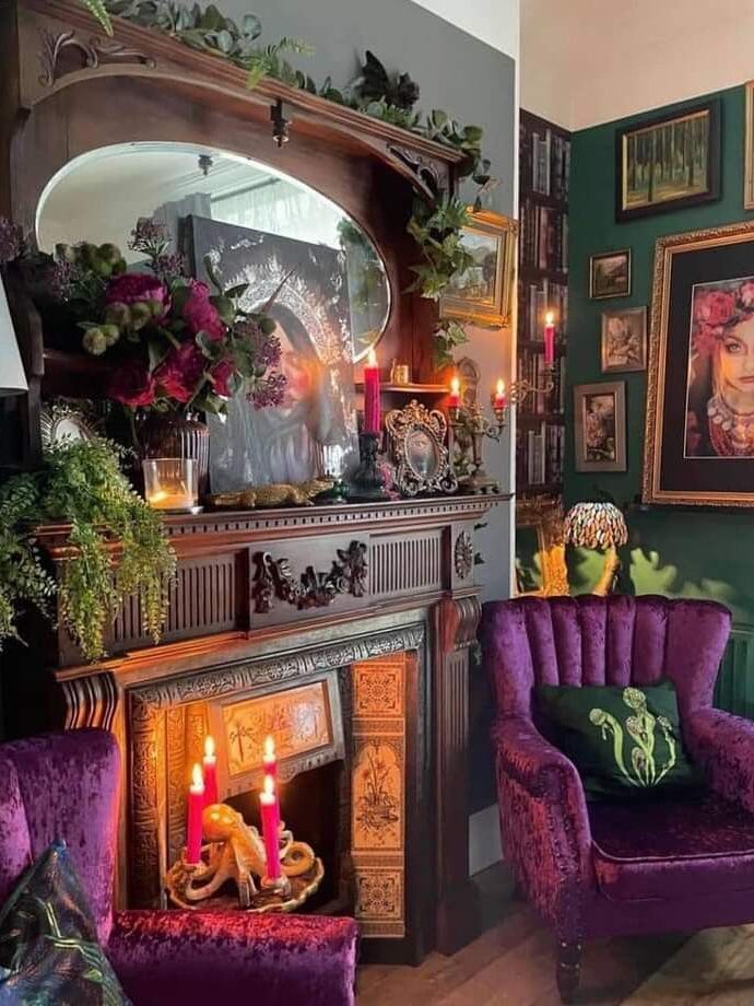 Whimsigoth enterijer sa kaminom, zelenim zidovima i ljubičastim foteljama