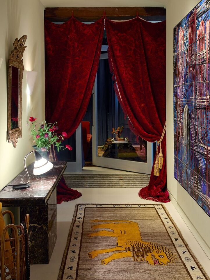 Whimsigoth enterijer sa crvenim plišanim zavesama