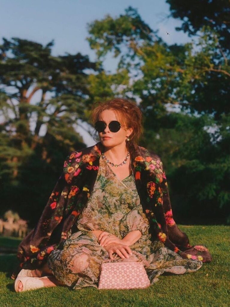 Helena Bonham Carter u zelenoj lepršavoj haljini sa cvetićima i sakou