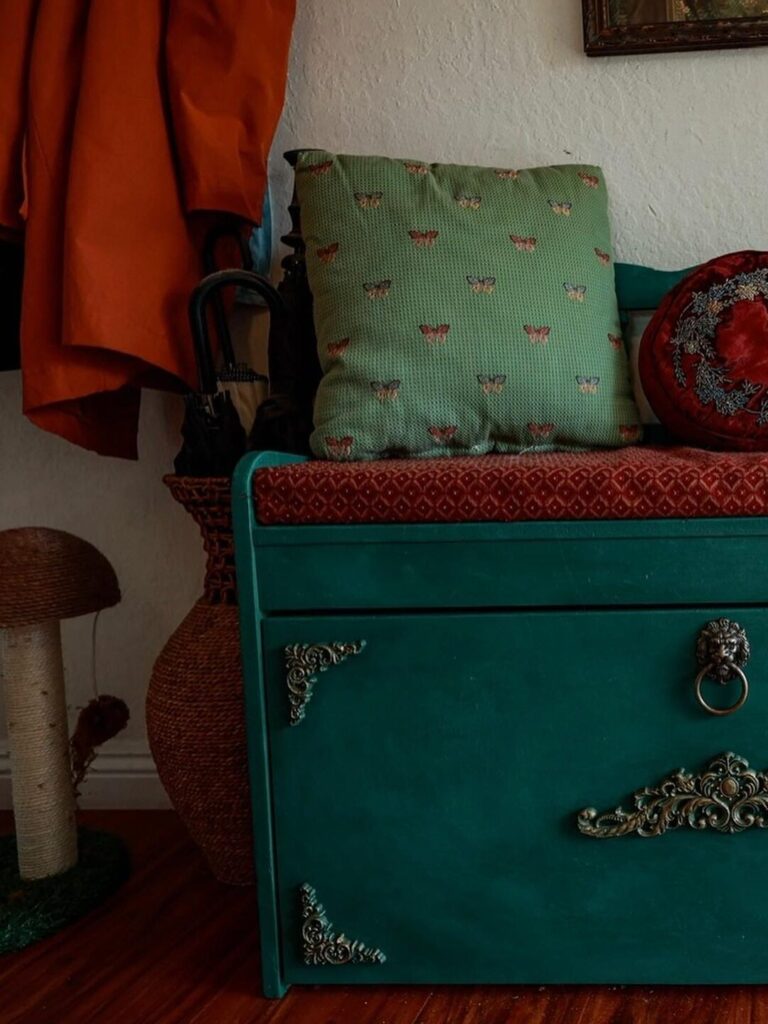 Kovčeg za zlato zelene boje na kom može da sedi