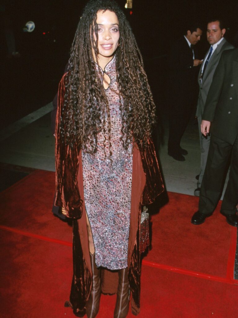 Lisa Bonet u ljubičastoj haljini sa ogračem od pliša